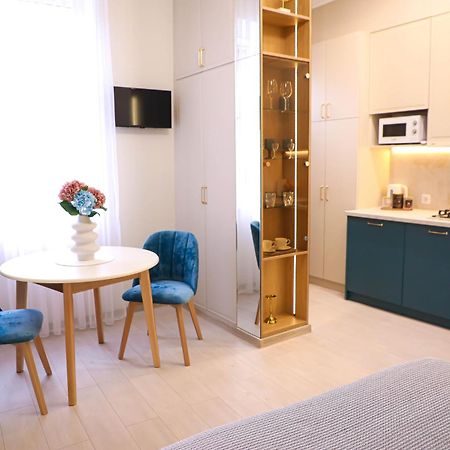 Modern Apartment, 3Mins To Opera Lviv Exterior foto